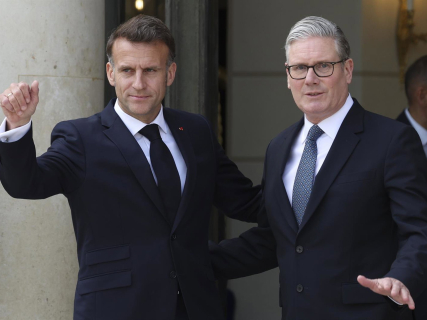 El presidente de Francia, Emmanuel Macron, recibe al primer ministro británico, Keir Starmer, en el Palacio del Elíseo en París. Europa Press/Contacto/Michael Baucher