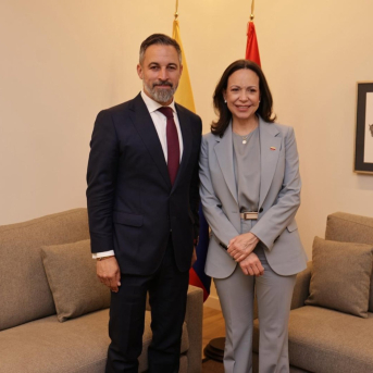 El líder de Vox, Santiago Abascal, se reúne con la líder opositora venezolana y Premio Nobel de la Paz María Corina Machado. VOX