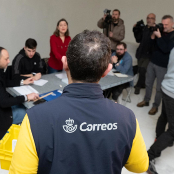 Un trabajador de Correos lleva los votos realizados por correo a la mesa electoral. César Arxina - Europa Press