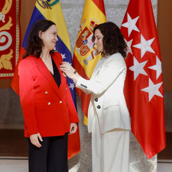 La presidenta de la Comunidad de Madrid, Isabel Díaz Ayuso, impone la Medalla de Oro de la región a la líder opositora venezolana y premio Nobel de la Paz, María Corina Machado. COMUNIDAD DE MADRID