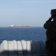Un marine a bordo del transporte anfibio 'USS New Orleans' (LPD 18) durante el bloqueo impuesto a los puertos iraníes CENTCOM