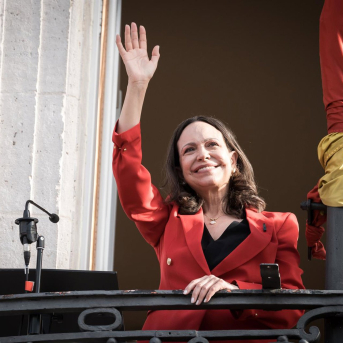 La líder opositora venezolana, María Corina Machado, saluda durante un encuentro con la diáspora venezolana, en la Puerta del Sol, a 18 de abril de 2026, en Madrid (España) Diego Radamés - Europa Press