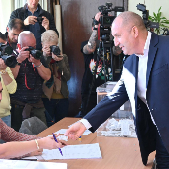 Ruman Radev vota en las elecciones en Bulgaria en 2024 (imagen de archivo) Europa Press/Contacto/Lin Hao