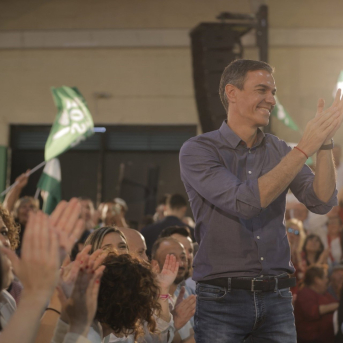 El presidente del Gobierno, Pedro Sánchez, ha intervenido este domingo en un acto en Gibraleón (Huelva). CLARA CARRASCO