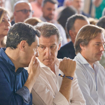 El presidente del PP-A, Juanma Moreno, conversa con el presidente del PP, Alberto Núñez Feijóo, en la Intermunicipal del PP-A en Córdoba. MADERO CUBERO/EUROPA PRESS