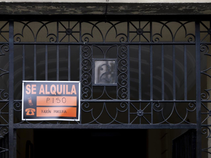 Un cartel de alquiler de un piso Eduardo Parra - Europa Press