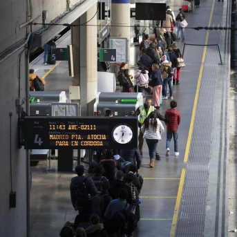 Pasajeros en la estación ferroviaria de Santa Justa, con el panel de los horarios al fondo, en una imagen de archivo María José López - Europa Press