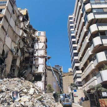 Retirada de escombros tras un ataque aéreo israelí en Beirut. Europa Press/Contacto/Ankhar Kochneva