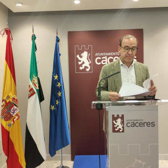 El alcalde de Cáceres, Rafael Mateos, con la resolución ministerial remitida al ayuntamiento en la que se ordena la retirada de la Cruz de los Caídos EUROPA PRESS