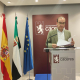 El alcalde de Cáceres, Rafael Mateos, con la resolución ministerial remitida al ayuntamiento en la que se ordena la retirada de la Cruz de los Caídos EUROPA PRESS