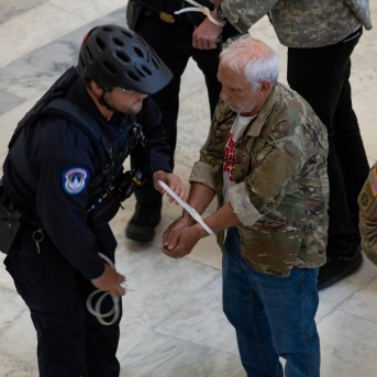 Un agente de Policía arresta a un veterano de guerra estadounidense en una protesta contra la guerra de Irán celebrada en el edificio Cannon de la Cámara de Representantes de Estados Unidos, en Washington D.C. ABOUT FACE EN X