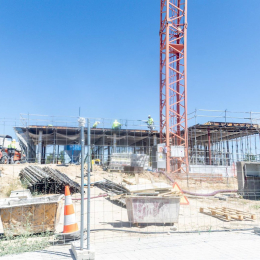 Varios obreros trabajan en la construcción de una vivienda nueva, a 29 de julio de 2025, en Madrid (España). Ricardo Rubio - Europa Press