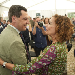 El presidente de la Junta de Andalucía y candidato del PP-A a la reelección, Juanma Moreno, junto a la secretaria general del PSOE-A y candidata socialista a la Junta, María Jesús Montero, en una imagen de archivo. Joaquin Corchero - Europa Press