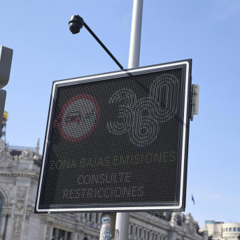 Cartel de Zona de Bajas Emisiones, en la Plaza de Cibeles, a 19 de marzo de 2026, en Madrid (España).  Jesús Hellín - Europa Press
