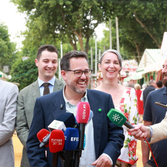 El candidato de Adelante Andalucía a la Junta, José Ignacio García, atiende a los medios en la Feria de Sevilla. ROCÍO RUIZ/EUROPA PRESS