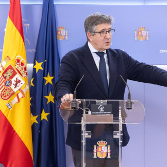 Patxi López reprueba las pitadas al himno por ser una falta de respeto total a quienes se sienten representados