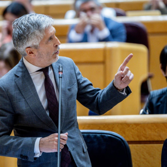 El PP plantea dudas sobre posible trato de favor en la baliza V16 y Marlaska insiste en que su fin es salvar vidas