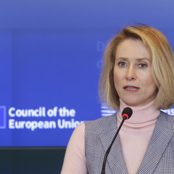 La Alta Representante de la Unión Europea para Política Exterior, Kaja Kallas, en una rueda de prensa tras el Consejo de Asuntos Exteriores (CAE) celebrado este martes en Luxemburgo. FRANCOIS LENOIR