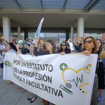 Concentarción de médicos frente al Departamento de Sanidad este lunes en la primera jornada de huelga autonómica de los médicos en Aragón. CESM ARAGÓN Y FASAMET