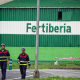 Dos trabajadores en las instalaciones de Fertiberia, a 13 de septiembre de 2024, en Avilés, Asturias (España).  Xuan Cueto - Europa Press