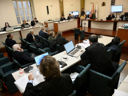 Varias personas durante el juicio por los vertidos contaminantes de Sniace al Saja-Besaya, en la Plaza número 2 de la Sección Penal del Tribunal de Instancia Nacho Cubero - Europa Press