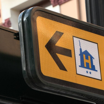 Señal en calle para hotel EUROPA PRESS