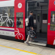 Un usuario de Renfe entra a un tren de cercanías con su bici RENFE