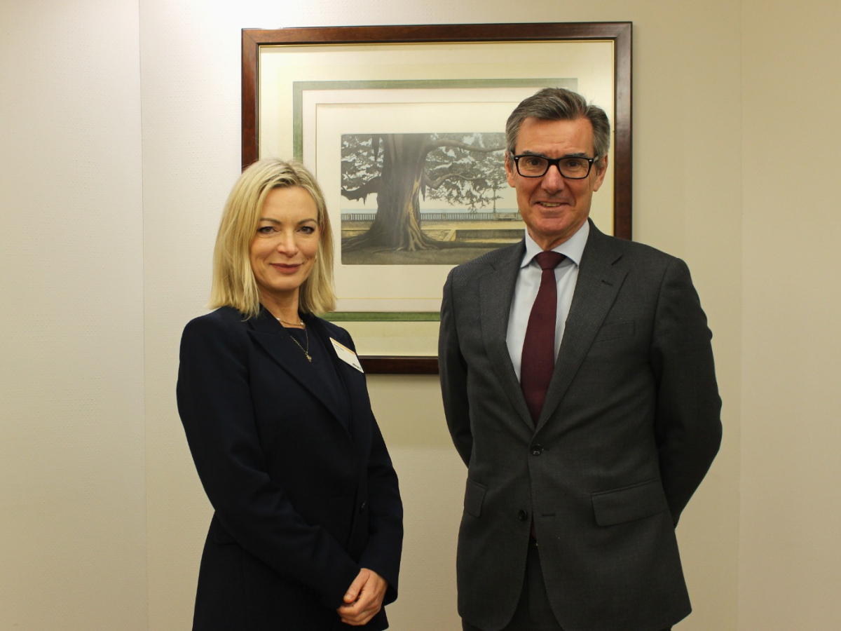 April Day, directora de mercado de capitales de AFME con el presi CNMV, Carlos San Basilio. 