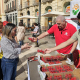 Más de 1.000 tarrinas de fresas de Huelva “sanas, seguras y sostenibles” se reparten en pleno centro de Granada
