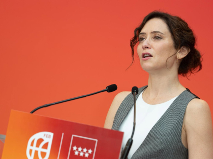 Ayuso acusa al Gobierno de quemar las naves con una regularización que busca hacer daño gratuito