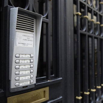 Telefonillo de un bloque de vivienda. Jesús Hellín - Europa Press