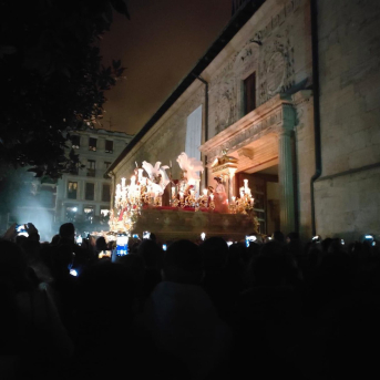 La procesión de la 'Madrugá' sale del edificio Histórico de la Universidad de Oviedo. EUROPA PRESS