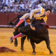 El torero Roca Rey es cogido por el quinto todo de la tarde en la decimotercera del abono taurino.