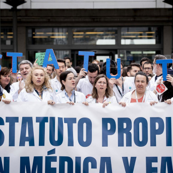 Médicos durante una concentración, frente al Hospital Universitario Infanta Leonor, a 18 de marzo de 2026, en Madrid (España). A. Pérez Meca - Europa Press