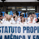 Médicos durante una concentración, frente al Hospital Universitario Infanta Leonor, a 18 de marzo de 2026, en Madrid (España). A. Pérez Meca - Europa Press