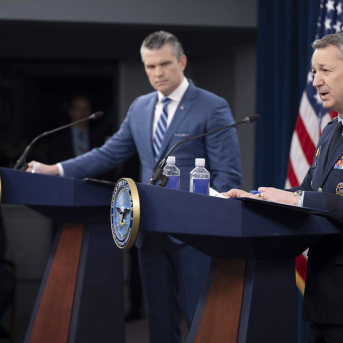 El secretario de Defensa de EEUU, Pete Hegseth, en rueda de prensa junto al Estado Mayor del Ejército estadounidense, Dan Caine. Europa Press/Contacto/Po1 Eric Brann/Dod