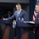 El secretario de Defensa de EEUU, Pete Hegseth, en rueda de prensa junto al Estado Mayor del Ejército estadounidense, Dan Caine. Europa Press/Contacto/Po1 Eric Brann/Dod