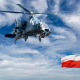 Un helicóptero Apache AH-64E con una bandera de Polonia.  BOEING