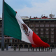 Arriado de la bandera mexicana en la plaza del Zócalo de Ciudad de México. Isaías Hernández/NOTIMEX/dpa