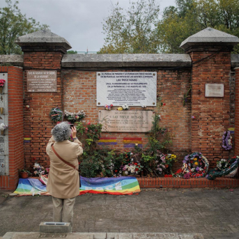 Una mujer fotografía la placa conmemorativa de las Trece Rosas durante un homenaje a las víctimas del franquismo, en la tapia de las Trece Rosas, a 29 de octubre de 2023, en Madrid (España).  Alejandro Martínez Vélez - Europa Press