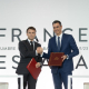 El presidente de Francia, Emmanuel Macron (i) y el presidente del Gobierno, Pedro Sánchez (d), posan tras la firma delTratado de Amistad durante la XXVII Cumbre Hispano-Francesa David Zorrakino - Europa Press