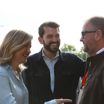 El secretario generla del PSOE de Extremadura, Álvaro Sánchez Cotrina, saluda a Pilar  Alegría y al alcalde de Mérida a su llegada al Congreso Extraordinario del PSOE de Extremadura PSOE DE EXTREMADURA