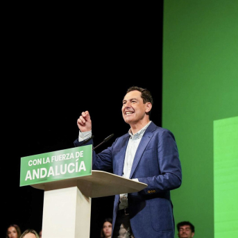 El candidato a la reelección a presidente de la Junta de Andalucía, Juanma Moreno, interviene en un acto de precampaña en el Auditorio Maestro Padilla de Almería.  Marian León - Europa Press