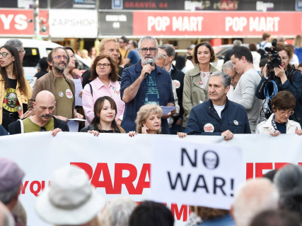 El director de cine Javier Fesser (2 fila, c) durante la concentración ‘Hay que parar la guerra en Oriente Medio’, en la plaza de Callao, a 25 de abril de 2026, en Madrid (España).  Gustavo Valiente - Europa Press