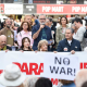 El director de cine Javier Fesser (2 fila, c) durante la concentración ‘Hay que parar la guerra en Oriente Medio’, en la plaza de Callao, a 25 de abril de 2026, en Madrid (España).  Gustavo Valiente - Europa Press