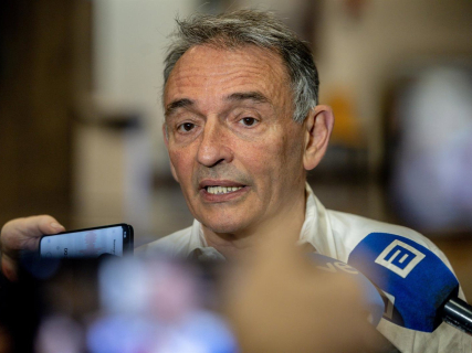 El diputado de Sumar, Enrique Santiago, atiende a los medios durante el acto del 40 Aniversario de Izquierda Unida Ricardo Rubio - Europa Press