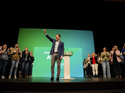 El candidato a la reelección a presidente de la Junta de Andalucía, Juanma Moreno, interviene en un acto de precampaña en el Auditorio Maestro Padilla de Almería.  Marian León - Europa Press