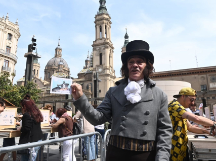 Francisco de Goya en la plaza del Pilar en las Fiestas Goyescas que honran su legado. RAMÓN COMET