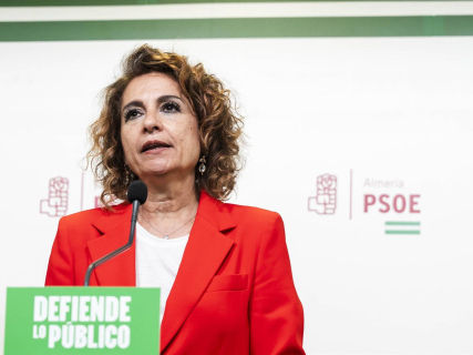 La secretaria general del PSOE-A, María Jesús Montero, atiende a los medios. Imagen de archivo.  MARIAN LEON/EUROPA PRESS