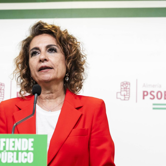 La secretaria general del PSOE-A, María Jesús Montero, atiende a los medios. Imagen de archivo.  MARIAN LEON/EUROPA PRESS